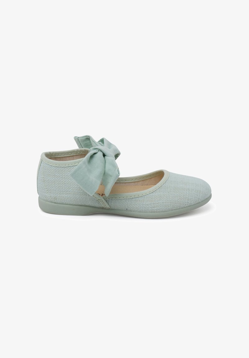 Hellgrüne Ballettschuhe aus Stoff mit strukturierter Oberfläche, runder Spitze und einer großen Schleifenapplikation an der Seite. Weiche, flexible Sohle.