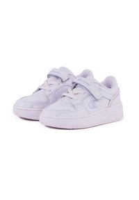 Sneakers viola chiaro realizzati in materiale sintetico, caratterizzati da un design perforato, cinturino regolabile in velcro e un accento del logo sul lato.
