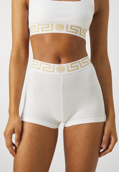 Witte katoenmix beha en hoge taille shorts set met een gouden Grieks sleutelpatroon langs de elastische banden en een Medusa-logo detail.