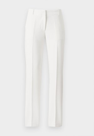 Beli krojeni hlače s ravnimi nogami, z ravnim sprednjim delom, stranskimi žepi in gladko teksturo, izdelane iz lahkega materiala.