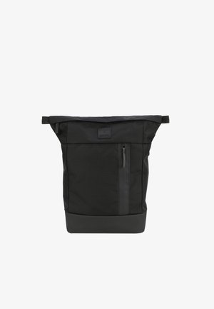 Zaino nero realizzato in tessuto resistente, con design a roll-top, tasca frontale con zip e un pannello inferiore nero solido.
