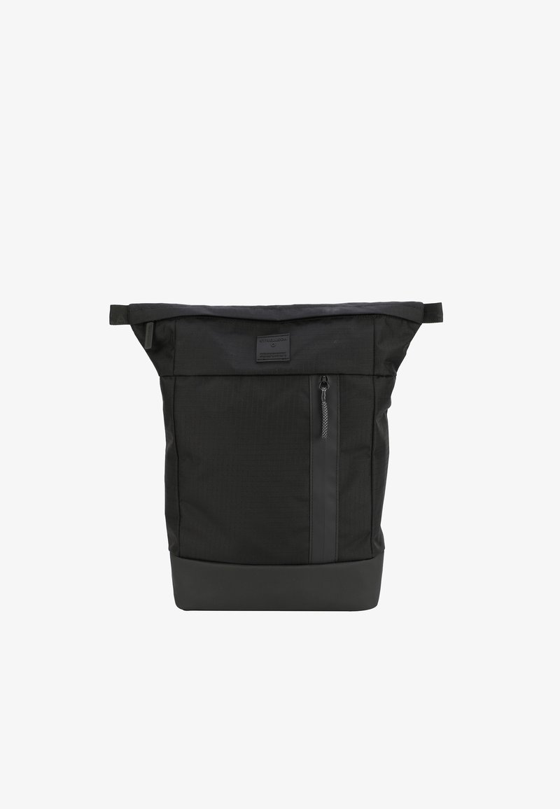 Mochila negra hecha de tejido duradero, con un diseño enrollable, un bolsillo frontal con cremallera y un panel inferior negro sólido.