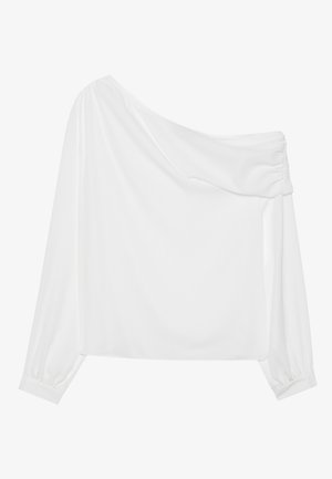 Hvit, én-skulder bluse med lange, rynkede ermer og drapert design. Glatt, lett stoff med minimal tekstur.