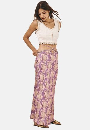 Larga falda morada con un patrón floral en crema. El diseño presenta una cinturilla alta y una silueta recta, confeccionada en un tejido ligero.