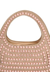 Helmi käsilaukku, jossa on sileä beige pohja, pinkkejä lasikoristeita rivissä, sekä pyöreä yläkahva helppoa kantamista varten.