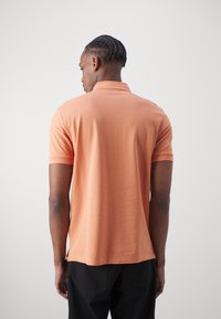 HUGO DERESO - Poloskjorter - medium orange