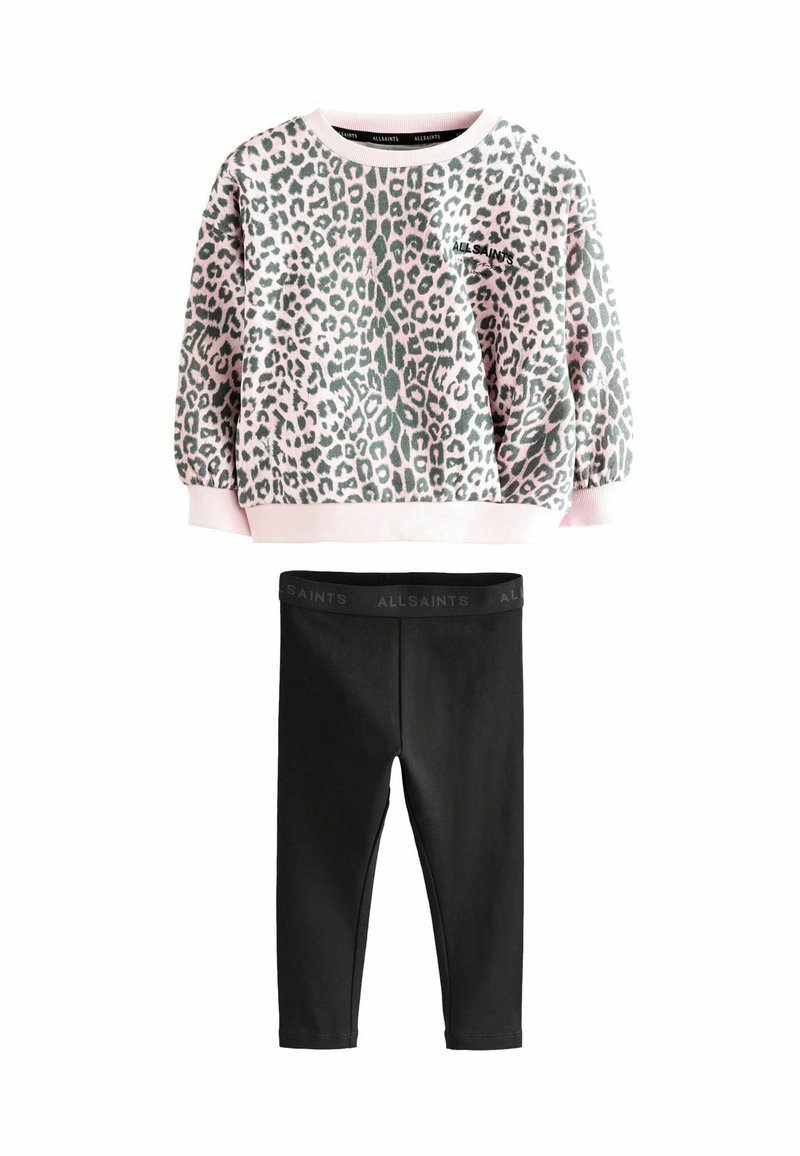 Rosa och grå leopardmönstrad sweatshirt med ALLSAINTS-logotyp, parat med svarta leggings med ett märkesband i midjan.