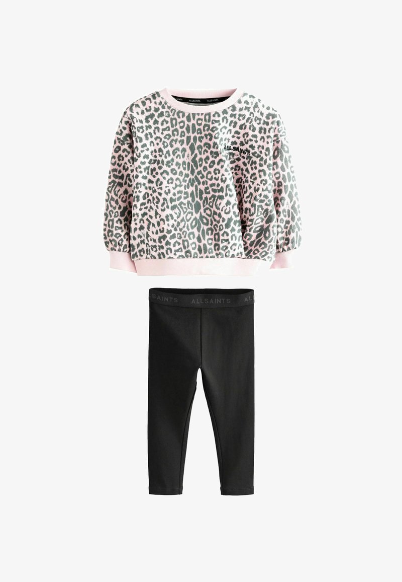 Puderasti in siv leopardji potiskani pulover z logotipom ALLSAINTS, vparen z črnimi legicami z blagovno znamko na pasu.