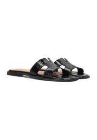 Sandales en simili cuir crocodile noir avec deux larges brides avant et bout ouvert, dotées d'une semelle plate et d'une texture lisse.