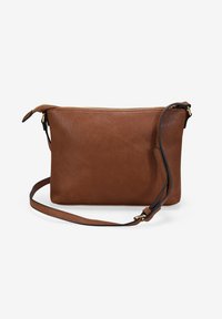 Bolso cruzado de cuero marrón con cremallera dorada y correa de hombro negra. Textura suave, forma rectangular, diseño minimalista.