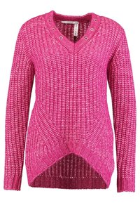 Maglione lavorato a maglia di colore rosa brillante con scollo a V e dettagli traforati. Presenta un motivo testurizzato e un orlo asimmetrico, con maniche lunghe.