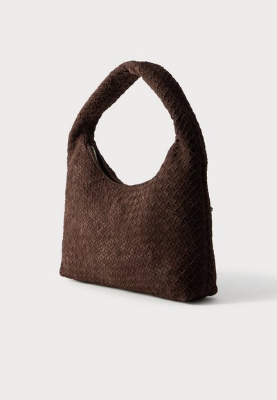 Καφέ υφαντό τσάντα χειρός με στρογγυλή λαβή, διαθέτει υφή και κλείσιμο με φερμουάρ. Συμπαγές, τετράγωνο σχήμα, κατάλληλο για καθημερινή χρήση.