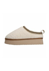 Roomwitte slipper met een fluffy textuur, een ronde neus en een contrasterende bruine stiknaad langs de rand; heeft een lage platformzool.