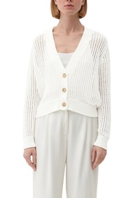 Vit stickad cardigan med V-ringning, långa ärmar och ribbad struktur. Har tre stora knappar fram och en kortad fåll.