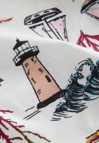 Bavlněná látka s ilustrací majáku, růžovými akcenty a modrými vlnami. Texturovaný povrch s detailními vzory mořských prvků.