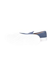 Scarpe slip-on in suede blu navy con suola in gomma bianca, caratterizzate da un motivo di grip testurizzato sulla parte inferiore e dettagli di cucitura minimi.