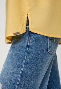 QS DOTÉ D’UNE FENTE DANS LE DOS - Bluse - zitrone