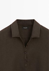 Donkerbruin linnen overhemd met een klassieke kraag en gedeeltelijke knoopsluiting, met een Massimo Dutti-label binnenin de kraag.