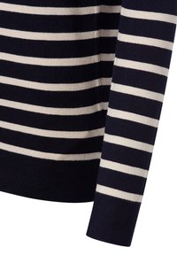 Navy- und cremefarben gestreifter Pullover mit gerippter Textur. Verfügt über lange Ärmel und einen runden Ausschnitt, der die horizontalen Linien betont.