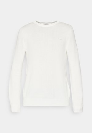 Biały sweter z długim rękawem o okrągłym dekolcie. Dzianinowa faktura i subtelne logo na klatce piersiowej. Ribbowane wykończenie u dołu i na mankietach dla dopasowanego wyglądu.