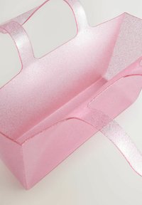 Vaaleanpunainen glittersisävyinen muovikassi, jossa on avoin yläosa, puoliksi läpinäkyvä muotoilu, soikeat kahvat ja sileä pinta. Ei suljettavaa osaa tai näkyvää metalliosaa.