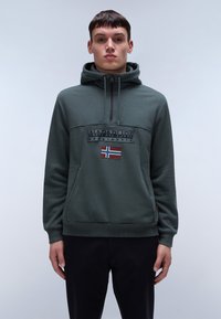 Felpa verde con cappuccio e mezza zip, dotata di una patch del logo e una bandiera norvegese. Tessuto morbido e tasca frontale a marsupio.