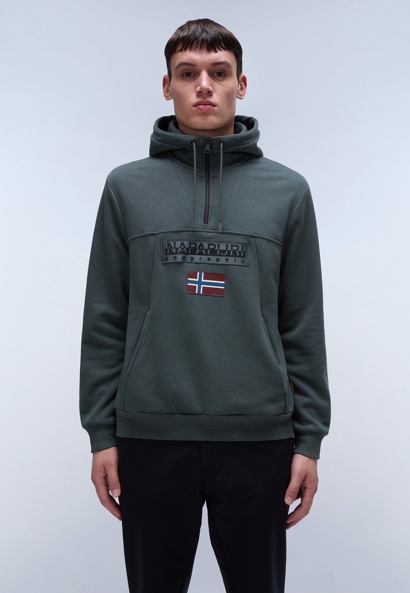 Felpa verde con cappuccio e mezza zip, dotata di una patch del logo e una bandiera norvegese. Tessuto morbido e tasca frontale a marsupio.