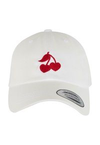 Gorra blanca de algodón con un diseño de cereza bordado en rojo en la parte frontal. Cinta ajustable en la parte trasera para el tamaño.