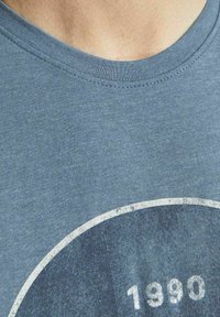 Jack & Jones JORBRADY TEE CREW NECK - Camiseta estampada - bluefin