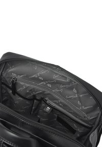 Zwarte leren tas met een interieur van grijs stof, meerdere vakken en ritsen. Patronen bevatten logo-details over de hele tas.