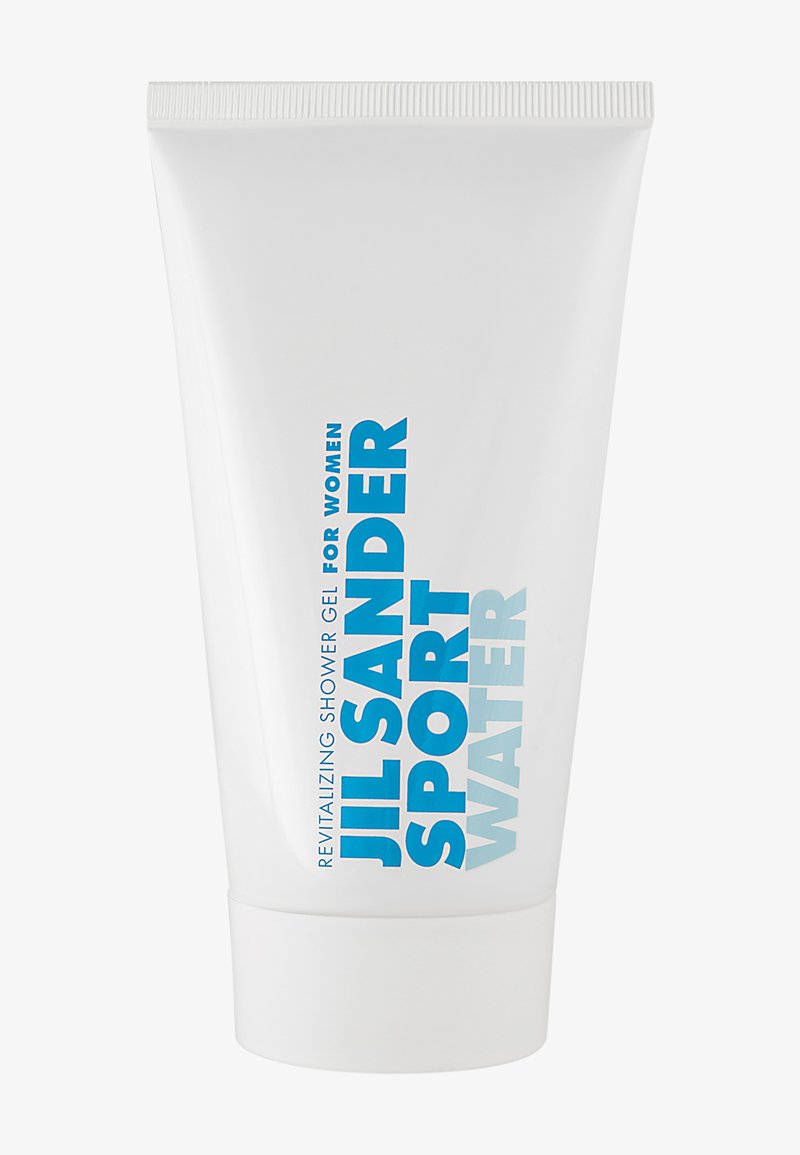 Tubo de plástico blanco de gel de ducha revitalizante Jil Sander Sport Water. Texto azul en negrita con el nombre de la marca y del producto. Diseño compacto y curvado.