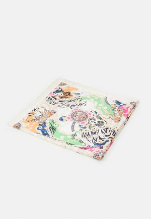 Gevouwen zijden sjaal met kleurrijke tijger- en kettingpatronen op een witte achtergrond, met groene, roze, oranje en blauwe accenten.