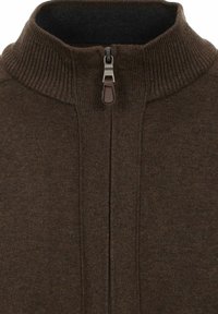 Brązowy sweter z dzianiny z wysokim kołnierzem, z kontrastującym wewnętrznym kołnierzem, przednim zamkiem błyskawicznym z teksturowanym uchwytem oraz ściągaczami na mankietach.