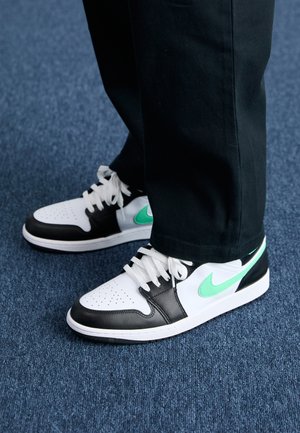 Jordan AIR JORDAN 1 MID UNISEX - Baskets montantes - white/green glow/black