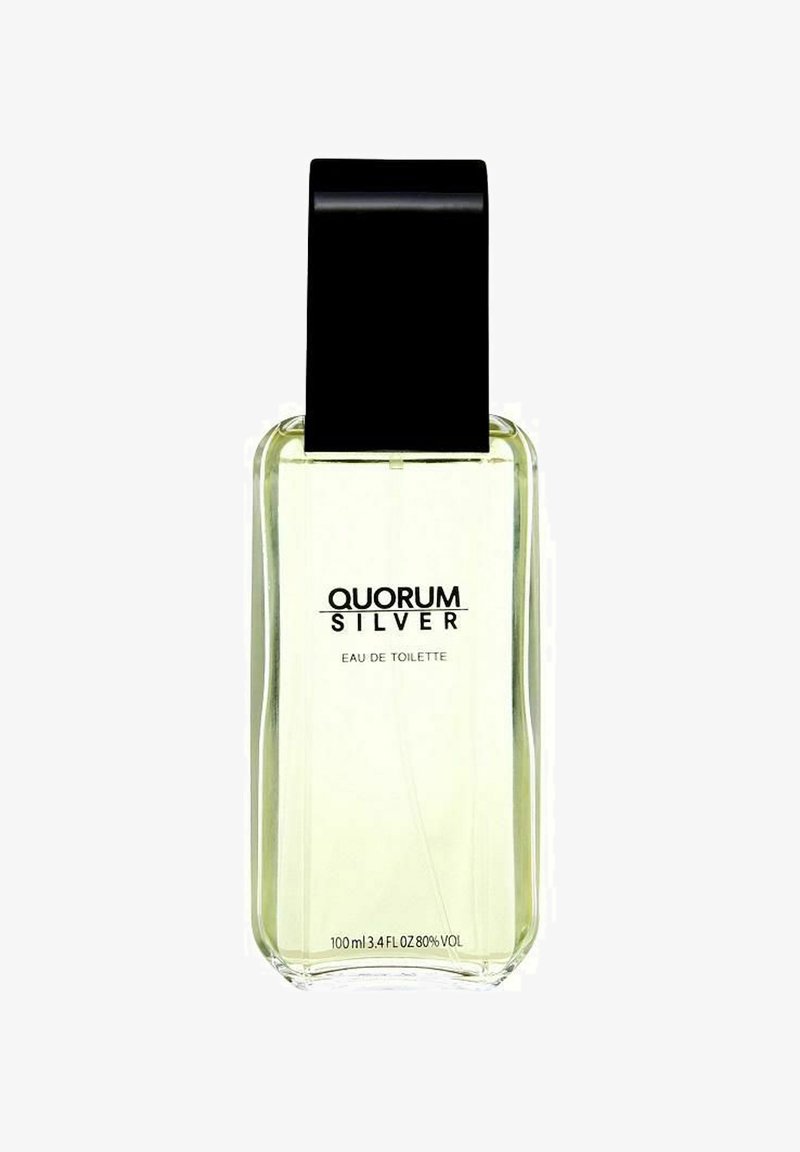 Genomskinlig glasflaska med rektangulär form, ljusgrön vätska, svart rektangulär kork och en tryckt etikett som visar "QUORUM SILVER EAU DE TOILETTE."