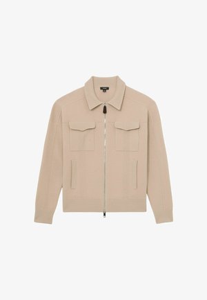 Béžová bunda na zips s golierom, dvoma prednými nášivkovými vreckami, rebrovanými manžetami a lemom, mäkkou textúrou s vertikálnymi švami.