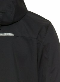 Veste noire imperméable avec une texture matelassée, dotée d'une capuche et d'une bande réfléchissante dans le dos. Coutures renforcées visibles.