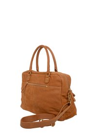 Brun mockaväska med guldfärgade beslag, dubbla övre handtag och avtagbar axelrem. Har en framficka med dragkedja och texturerad yta.