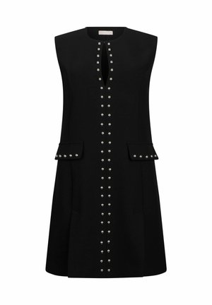 Robe noire sans manches avec encolure ronde, rangée verticale centrale de clous argentés, deux poches avant à rabat également ornées de clous argentés.
