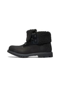 Botas de tobillo de cuero negro con un forro de lana negra texturizada, punta redonda y suela de goma resistente. Ojetes plateados y detalle de cordones.