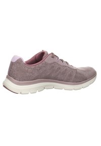 Zapatilla deportiva de color púrpura claro con parte superior de tela texturizada, diseño de cordones, cuello acolchado y suela de goma blanca con patrones de tracción.