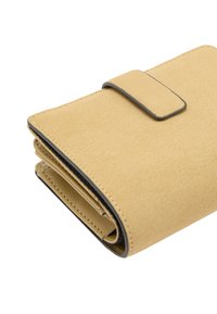 Żółty portfel z imitacji zamszu z zapięciem na zatrzask, czarnym przeszyciem i składanym designem. Charakteryzuje się gładką teksturą i czystymi liniami.