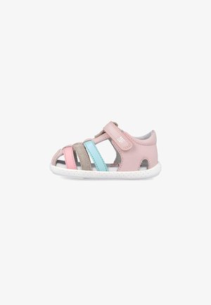 Sandalia abierta para niño pequeño con tiras en rosa, beige y azul claro, cierre de velcro y suela blanca flexible, vista lateral.