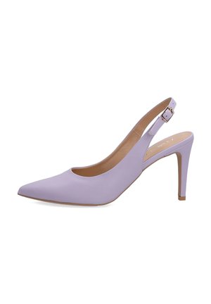 Enkele lavendelkleurige slingback hoge hak met puntige neus en verstelbare gouden gespsluiting op witte achtergrond.
