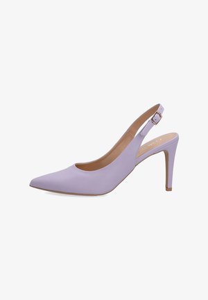 Enkele lavendelkleurige slingback hoge hak met puntige neus en verstelbare gouden gespsluiting op witte achtergrond.