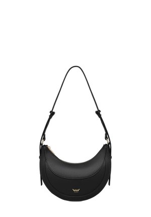 Schwarze, halbmondförmige Handtasche aus Leder mit einem einzelnen Tragegurt, einem goldfarbenen Reißverschluss und einem geprägten Logo auf der Vorderseite. Glatte Oberfläche, minimalistisches Design.