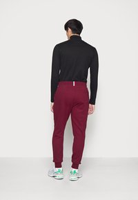 Tommy Hilfiger LOGO  - Calças de fato de treino - deep rouge