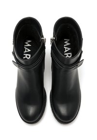 Botas de tobillo de cuero negro con un acabado suave, punta redonda y detalles de hebilla ajustable en los lados. Interior forrado y suela plana.