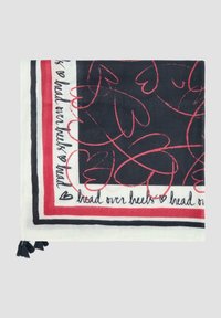 Multikleurige sjaal met een marineblauwe achtergrond, rode hartomtrekken en de tekst "head over heels". De randen zijn afgewerkt met een witte rand en franjes.