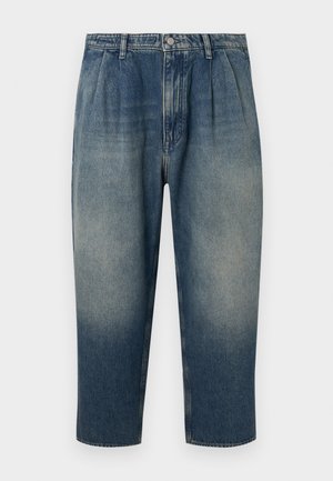 Denim broek in een licht naar donkerblauwe gradient. Heeft een hoge taille en geplooide voorkant met een rechte snit en opgerolde onderkanten.